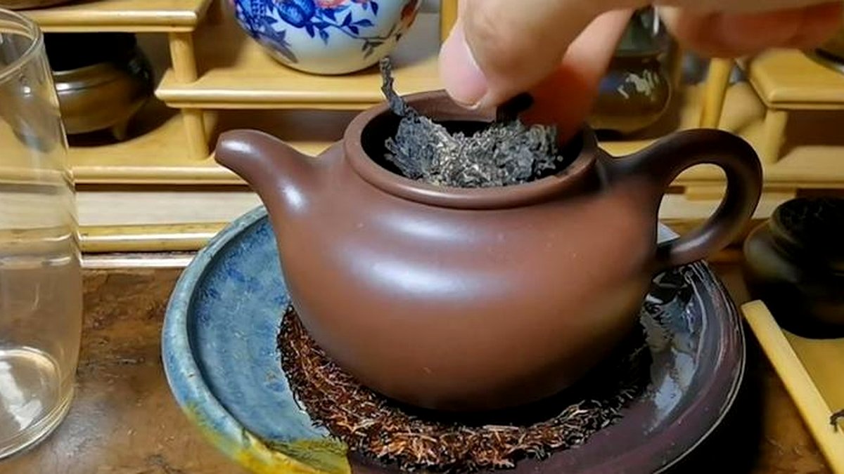 紫砂壶泡黑茶：哪种泥料与造型最适合？