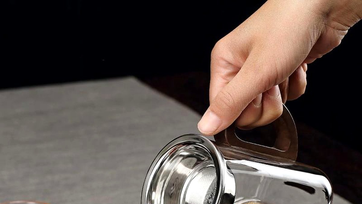 玻璃公道杯看黑茶汤色：什么颜色才是最佳状态？